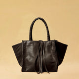 Die Shoulder Bag IVY ist aus geschmeidigem Nappaleder gefertigt und zeichnet sich durch handwerkliche Details wie markante Seitennähte und lange, geflochtene Henkel aus. Mit den Lederbändern lässt sich die Tasche elegant zuschnüren – eine gelungene Verbindung von Funktion und Raffinesse.&nbsp;