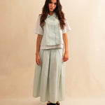 Das weisse T-Shirt DAKOTA von LABEL17 ist aus 100% hochwertiger Baumwolle besticht durch seinen femininen A-förmigen Schnitt – ein zeitloses Basic, das zu jedem Outfit passt. Ob zum Skirt LINA, zur Lieblingsjeans oder als Basis für einen layered Look.