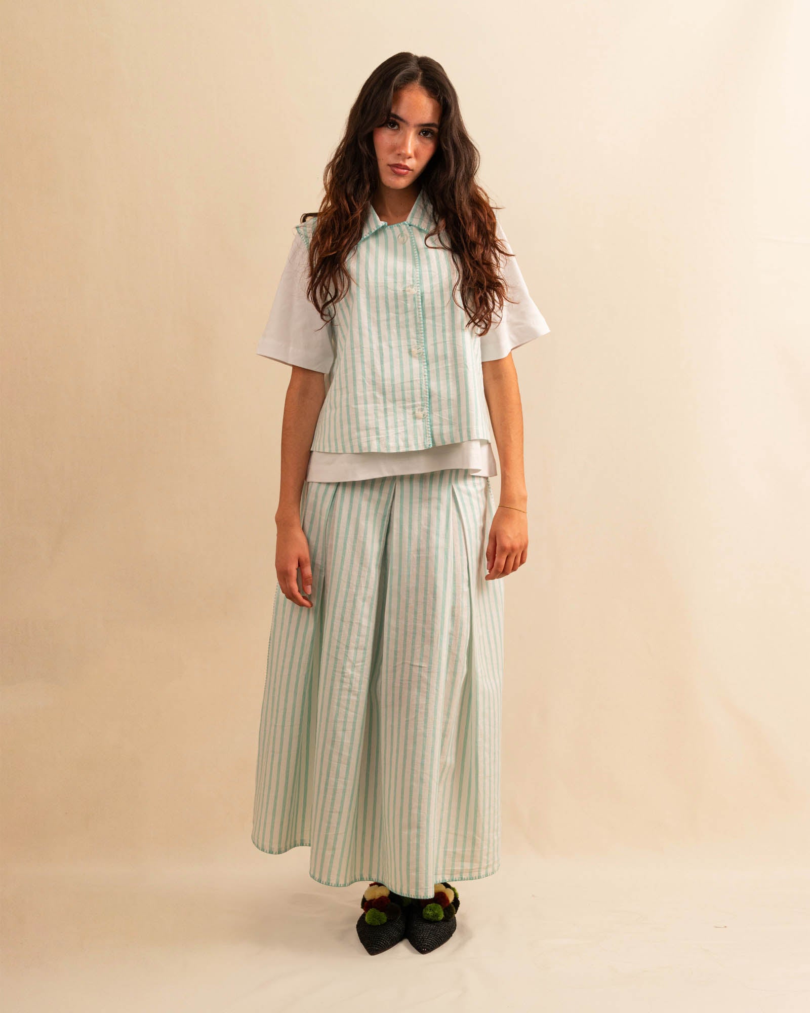 Das weisse T-Shirt DAKOTA von LABEL17 ist aus 100% hochwertiger Baumwolle besticht durch seinen femininen A-förmigen Schnitt – ein zeitloses Basic, das zu jedem Outfit passt. Ob zum Skirt LINA, zur Lieblingsjeans oder als Basis für einen layered Look.