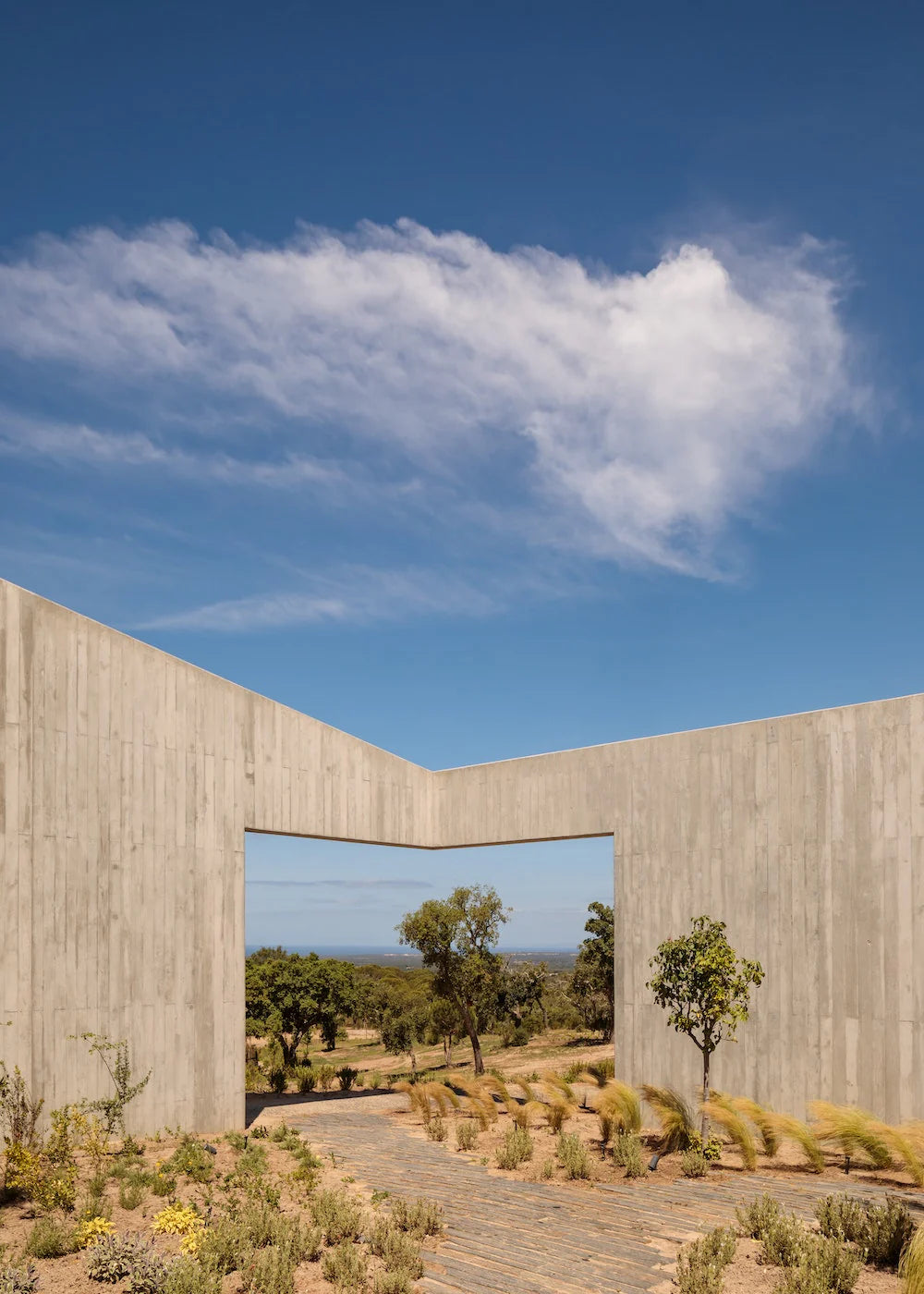 With their understated beauty and holistic design, Mediterranean homes are a perennial source of inspiration - The Style of this Book is pairing with the style of LABEL17.