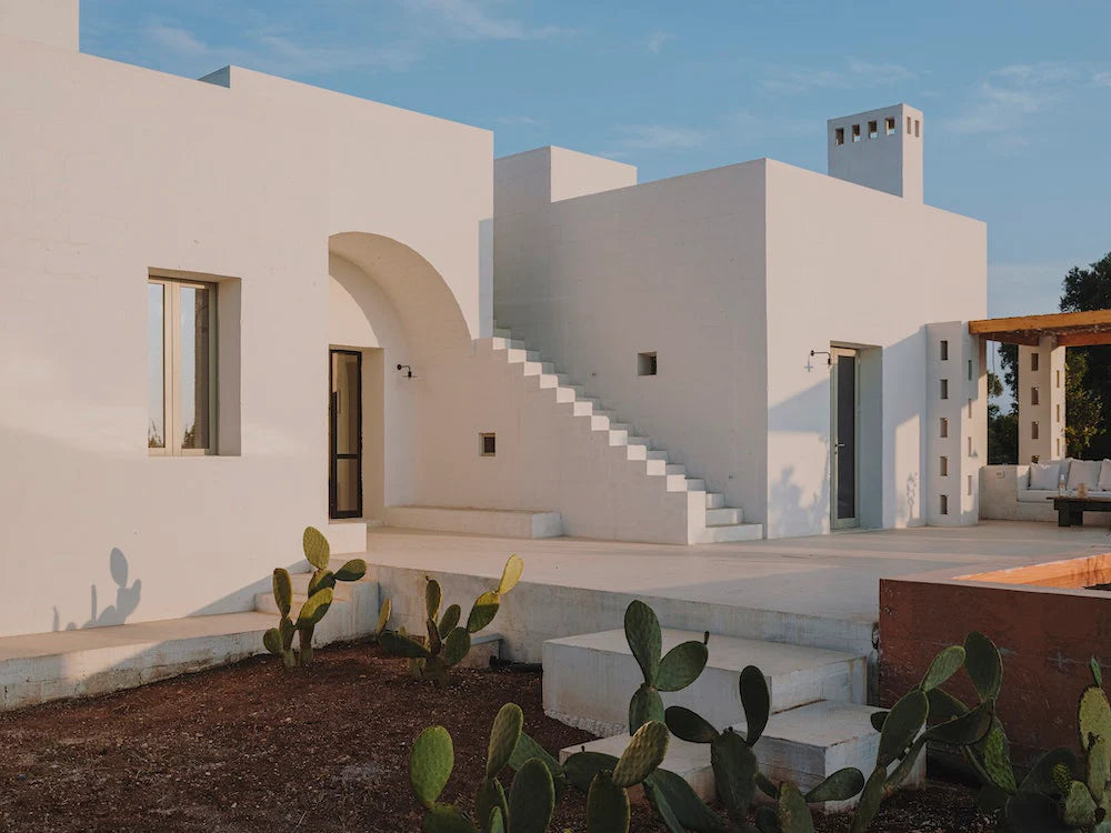 With their understated beauty and holistic design, Mediterranean homes are a perennial source of inspiration - The Style of this Book is pairing with the style of LABEL17.