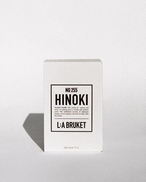 L:A BRUKET Scented Candle, 260g - Hinoki, bei LABEL17