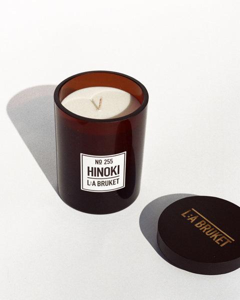 L:A BRUKET Scented Candle, 260g - Hinoki, bei LABEL17