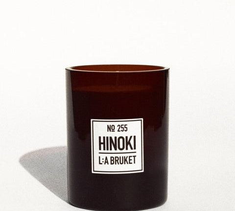 L:A BRUKET Scented Candle, 260g - Hinoki, bei LABEL17
