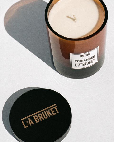 L:A BRUKET Scented Candle, 260g - Coriander, bei LABEL17