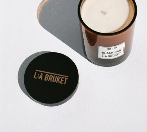 L:A BRUKET: Scented Candle, 260g - Black Oak - Label 17 New