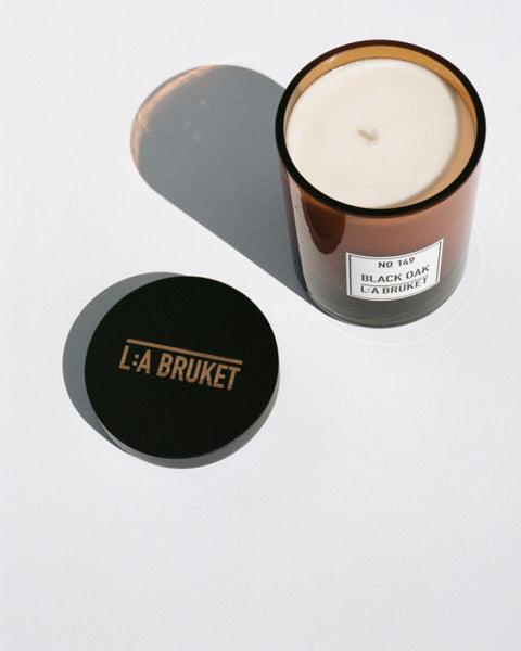 L:A BRUKET Scented Candle, 260g - Black Oak, bei LABEL17