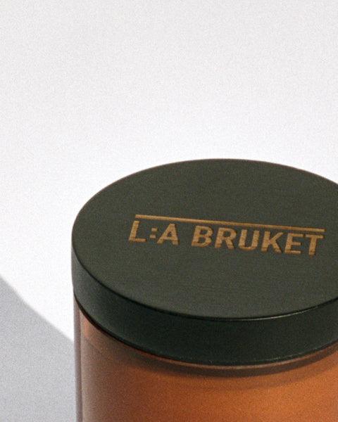 L:A BRUKET Scented Candle, 260g - Black Oak, bei LABEL17