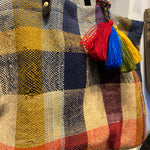Die HAIK Berber Taschen von LABEL17 werden aus alten Beständen von Decken gefertigt und verfügen über Handgriffe aus Leder.