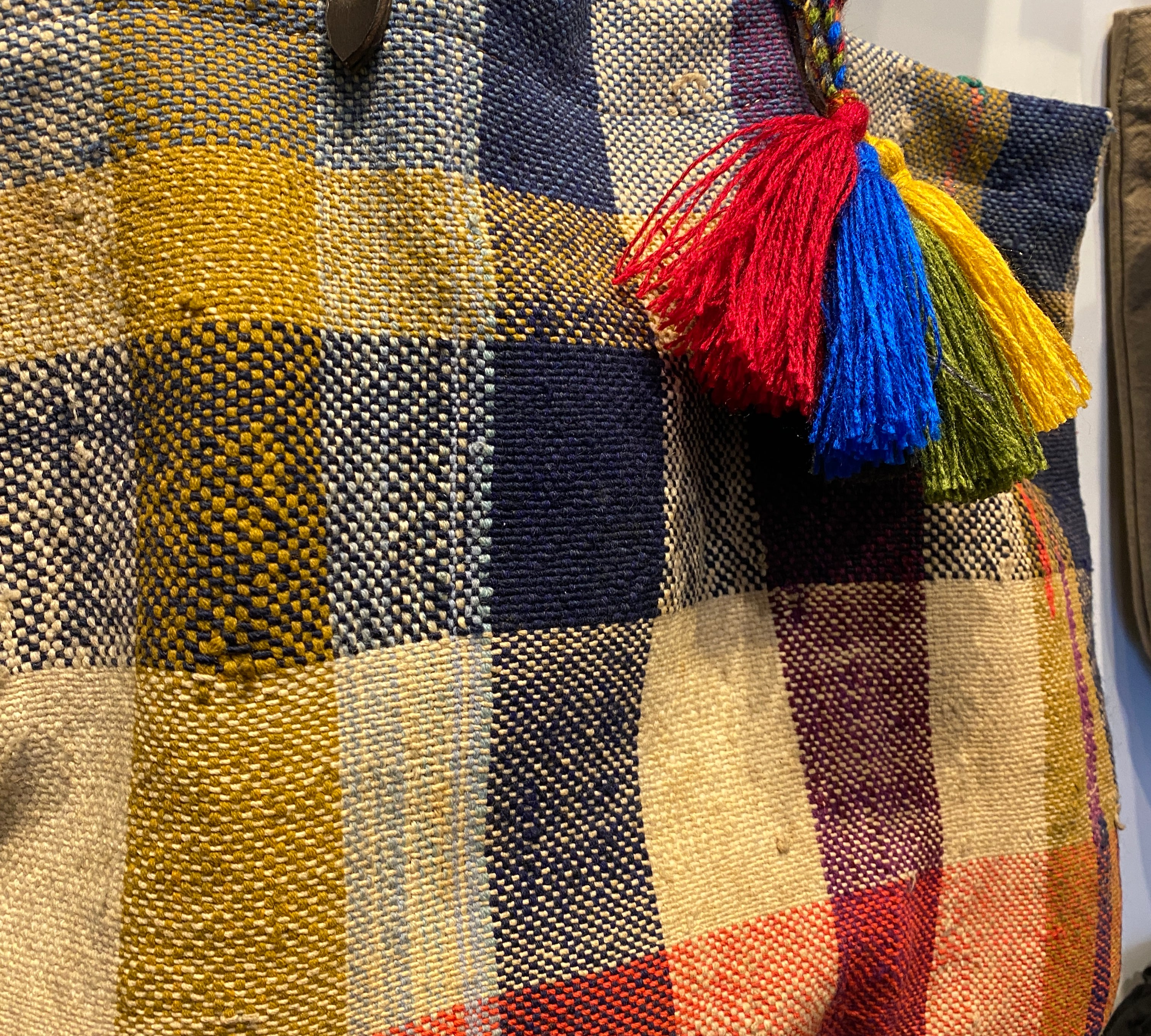 Die HAIK Berber Taschen von LABEL17 werden aus alten Beständen von Decken gefertigt und verfügen über Handgriffe aus Leder.
