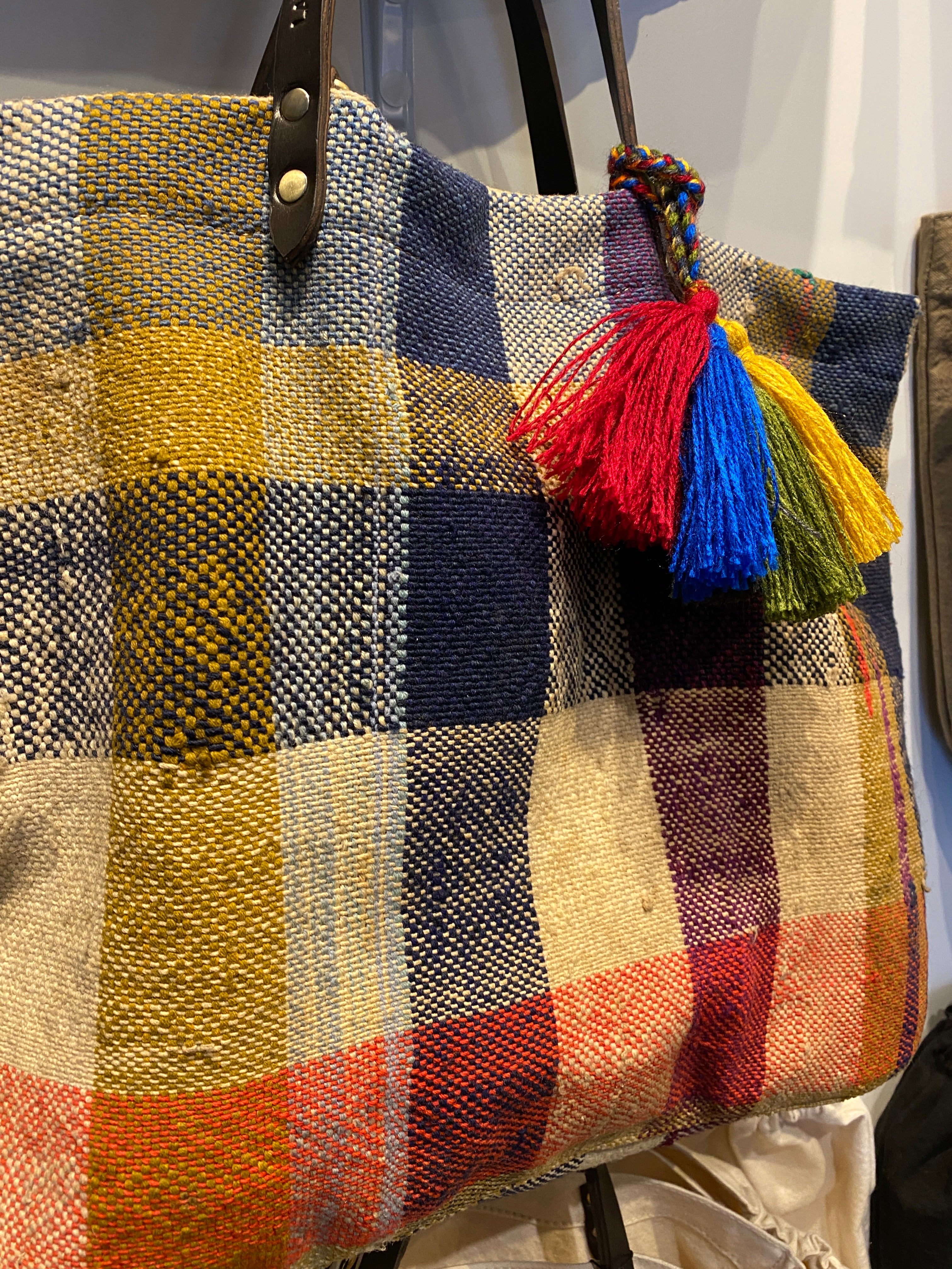 Die HAIK Berber Taschen von LABEL17 werden aus alten Beständen von Decken gefertigt und verfügen über Handgriffe aus Leder.