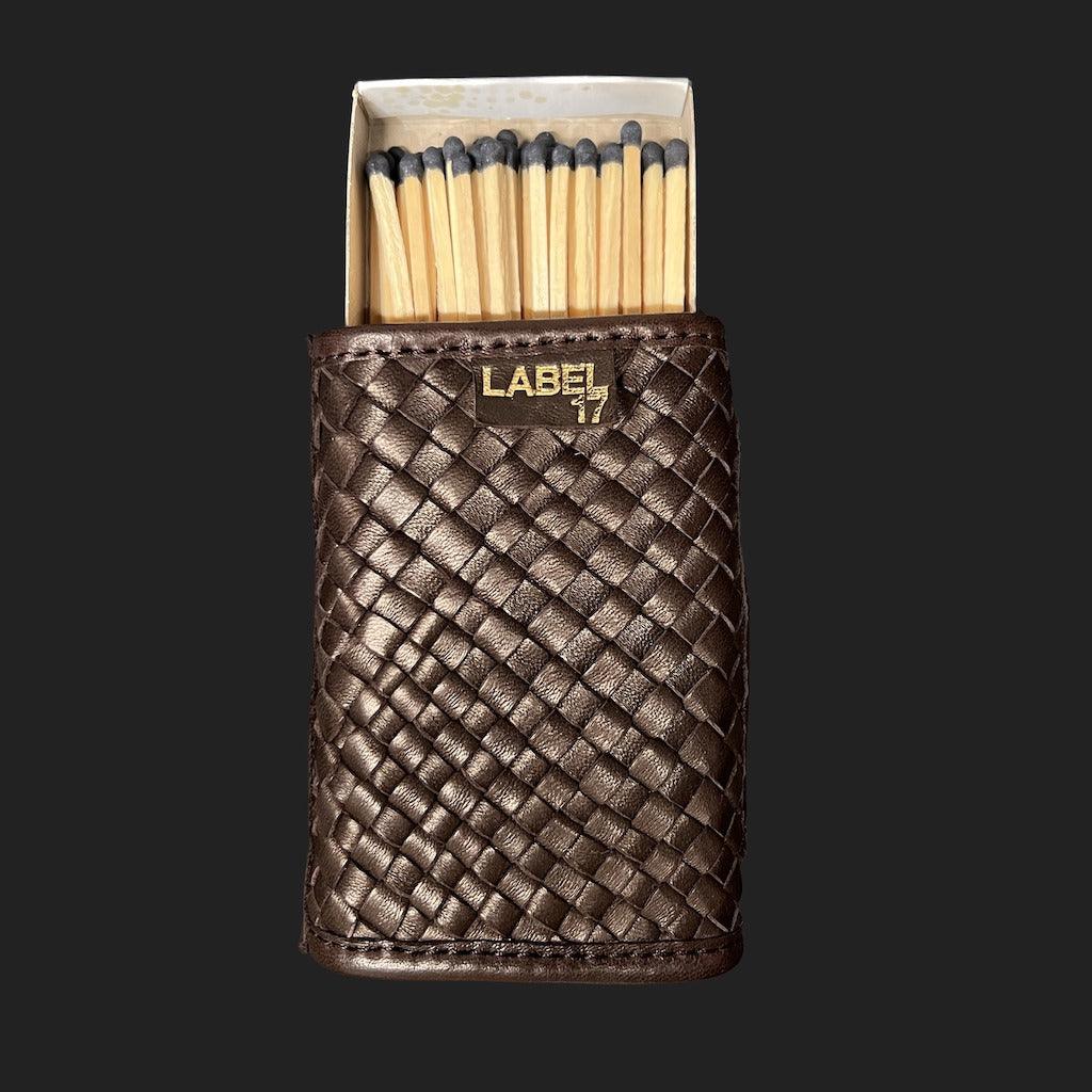 Die geflochtene Streichholz-Manschette von LABEL17 ist aus feinem, pflanzlich gegerbtem Lamm-Nappaleder gefertigt und besticht durch seine Handwerkskunst. Hergestellt in Marokko