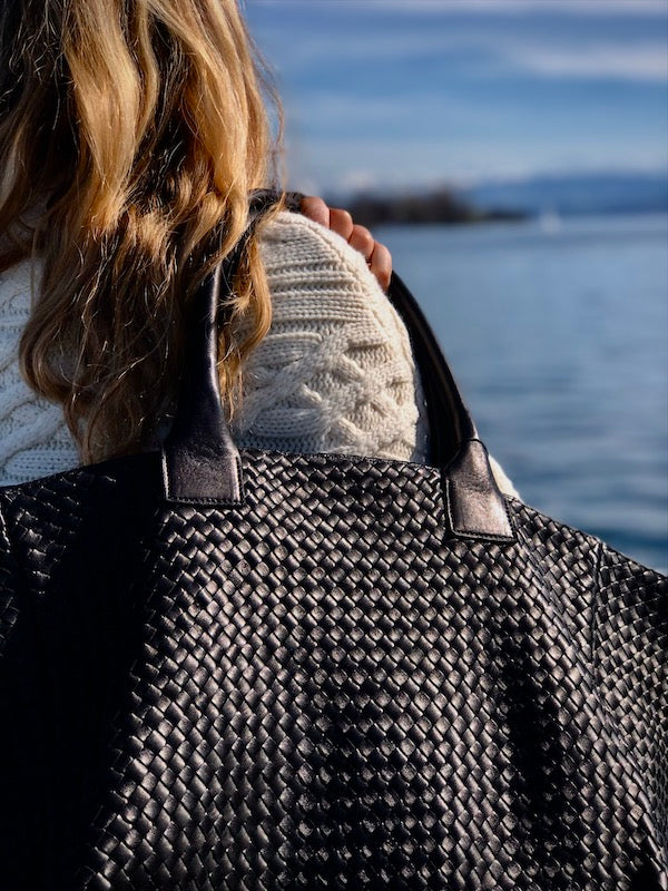 Shoulder Bag XL (Weekender), Black, von LABEL17: gefertigt aus geschmeidigem, pflanzlich gegerbtem Lamm-Nappaleder, von Hand geflochten mit zusätzlichem, ebenfalls von Hand geflochtenem Etui zur Organisation innerhalb der Tasche. Handgefertigt in Marokko.